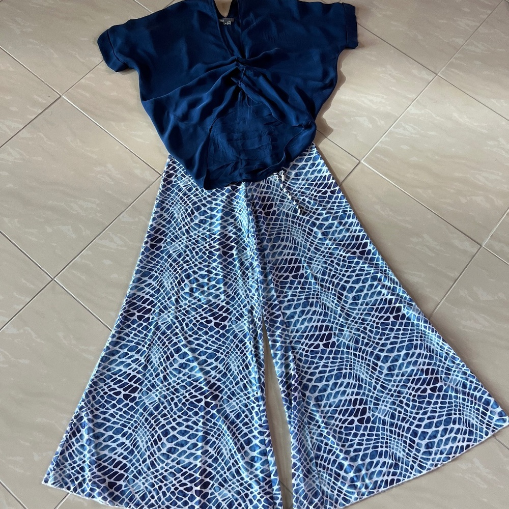 2859 Vince navy blue Blouse XS & Letarte wide-leg palazzo pants abstract print S